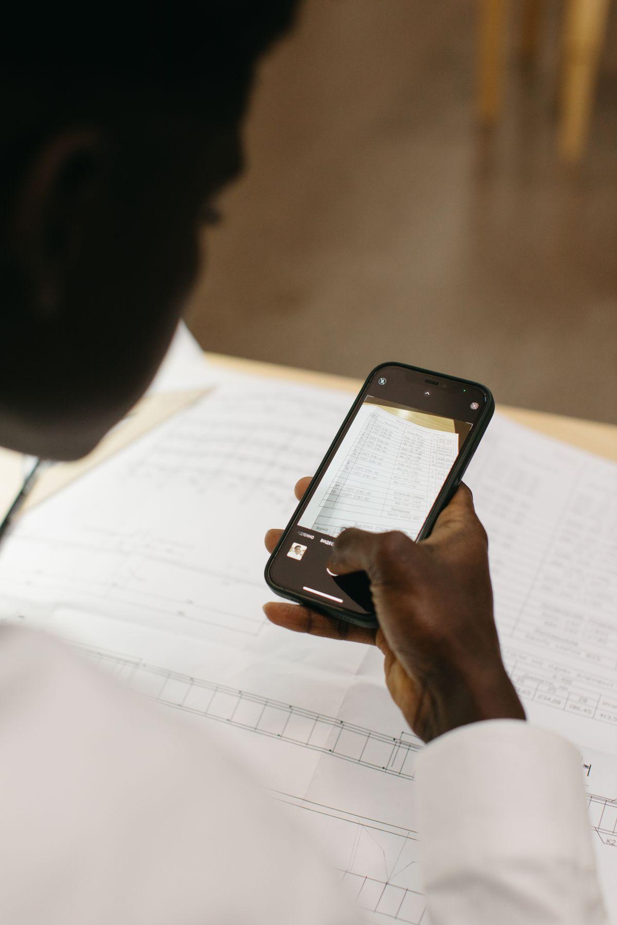 Scanning an identity document with a smartphone